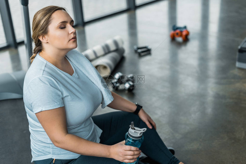 身高又累肥大的女人闭着眼睛休息图片