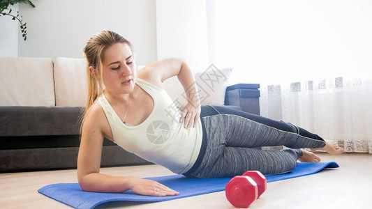 在家健身垫上锻炼的女人图片