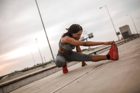 非裔美国女孩跑步后在街上伸腿图片