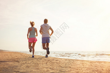 两个人在沙滩上奔跑图片