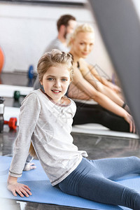 在健身室做体操的女孩图片
