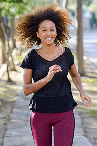 奔跑的女人在公园户外锻炼期间慢跑的黑人女跑步者美丽适合的女孩户外健图片