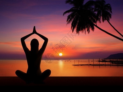 瑜伽女人在日落的剪影图片