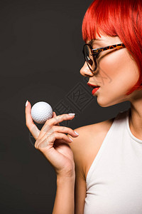 美丽的年轻美女的近视肖像上面有红色的波布剪刀和时尚的眼镜戴着灰色隔图片
