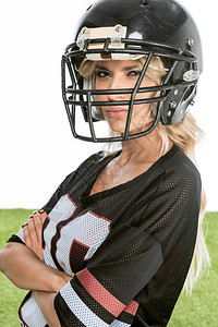 身穿美国足球制服身着美式足球制服的年轻女子图片