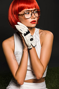 穿着高尔夫手套和时尚眼镜的红发型年轻美女图片