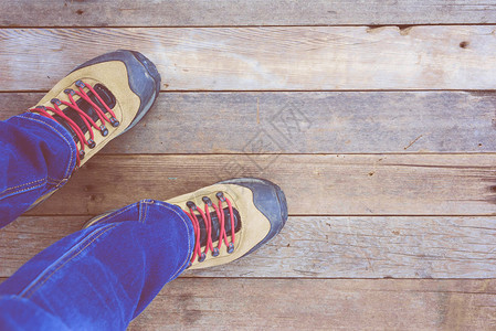 脚足对锈木地板背景图片