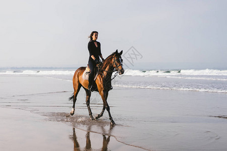 骑马的年轻女子骑马图片