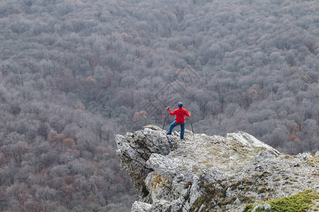 活跃的人爬到岩石边缘高清图片