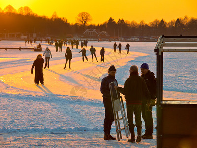 准备在内地湖边滑冰之图片