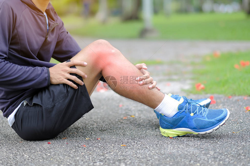 腿受伤在训练期间肌肉疼痛的年轻健身员图片