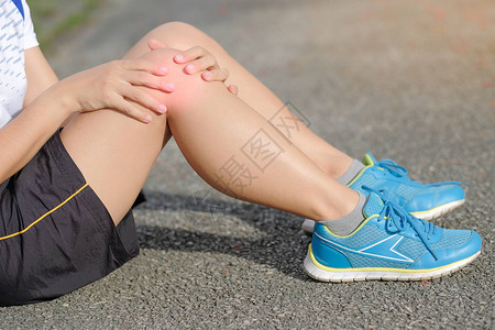 腿受伤在训练期间肌肉疼痛的年轻体健女子图片