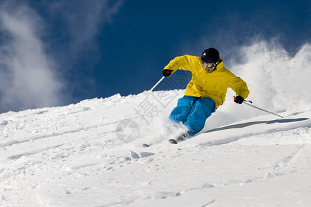 滑雪山坡上的滑雪图片