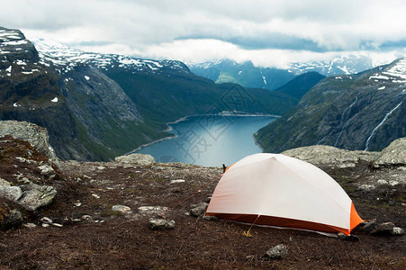 在山峭壁边缘的帐篷trolltunga图片