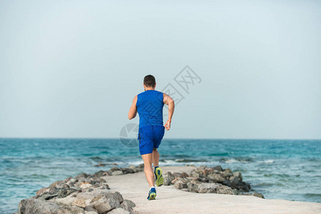 年轻跑者后退的青年跑人看到有肌肉身体的运动员图片