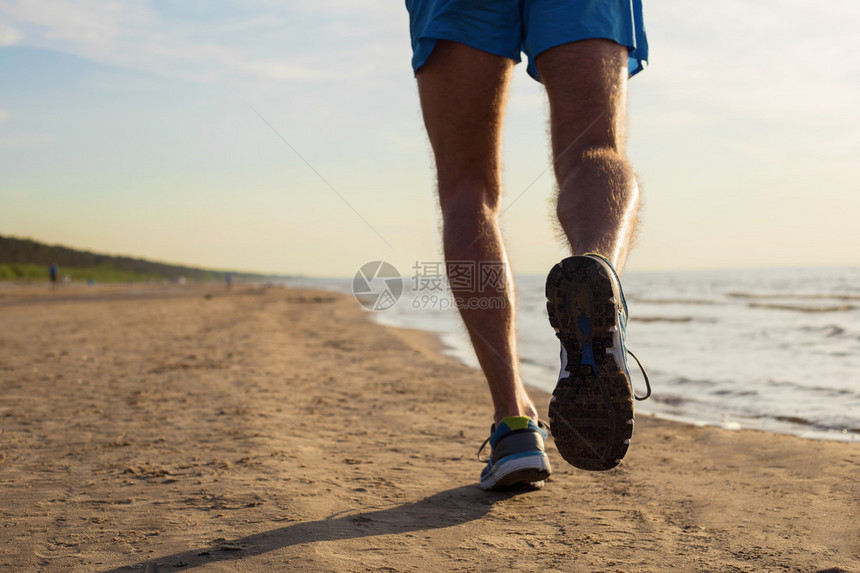 在沙滩上奔跑的人图片