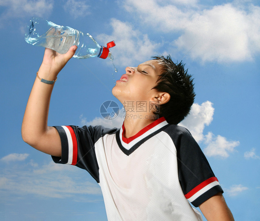 口渴的男孩在户外喝水图片