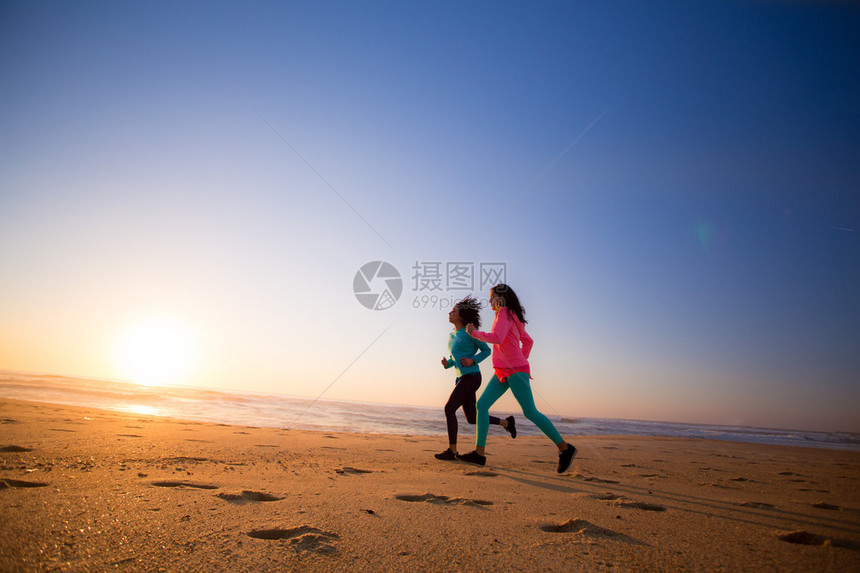 在海滩上奔跑和行走图片