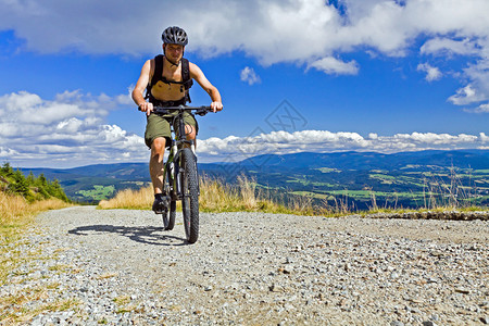 夏日山间的山地自行车图片