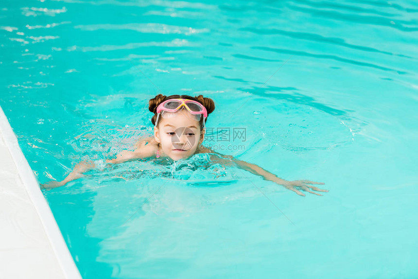 青蛙中可爱的孩子在游泳池中学习图片