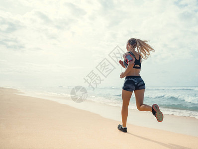 跑在海滩的运动女孩图片