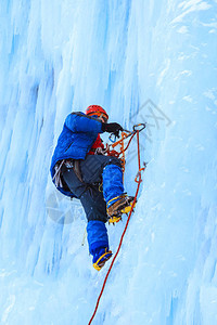 冰山登冰者在下雪时攀爬垂图片