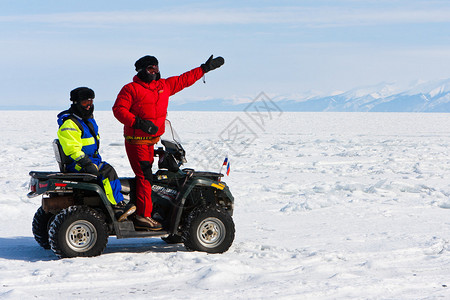 在贝加尔湖的冰上旅行图片