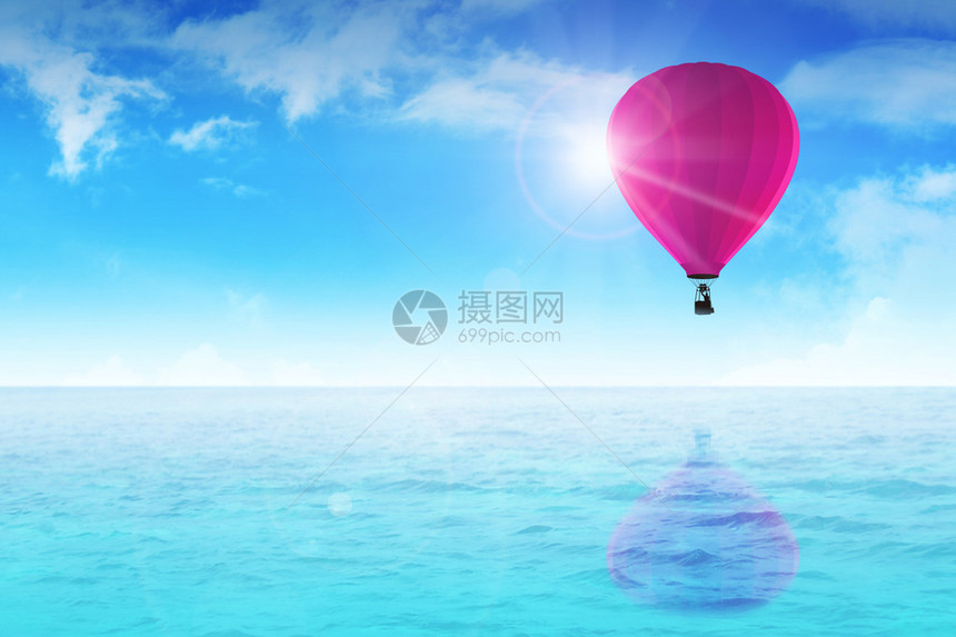 漂浮在蓝色水面上的气球图片
