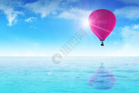 漂浮在蓝色水面上的气球图片
