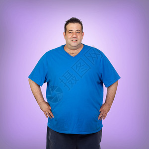 穿着蓝色衬衫和紫色背景的快乐胖子图片