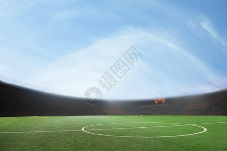 足球场与蓝天的数字合成图片