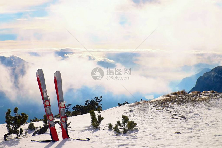 山上雪中的雪花高峰时阳光图片