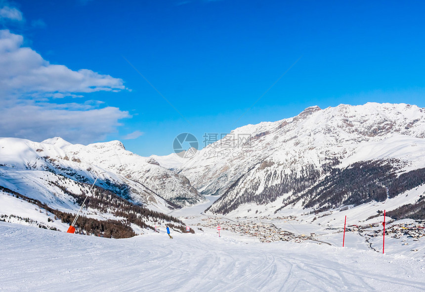 阿尔卑斯山滑雪度假胜地的景象图片