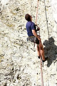 攀岩的男人背景图片