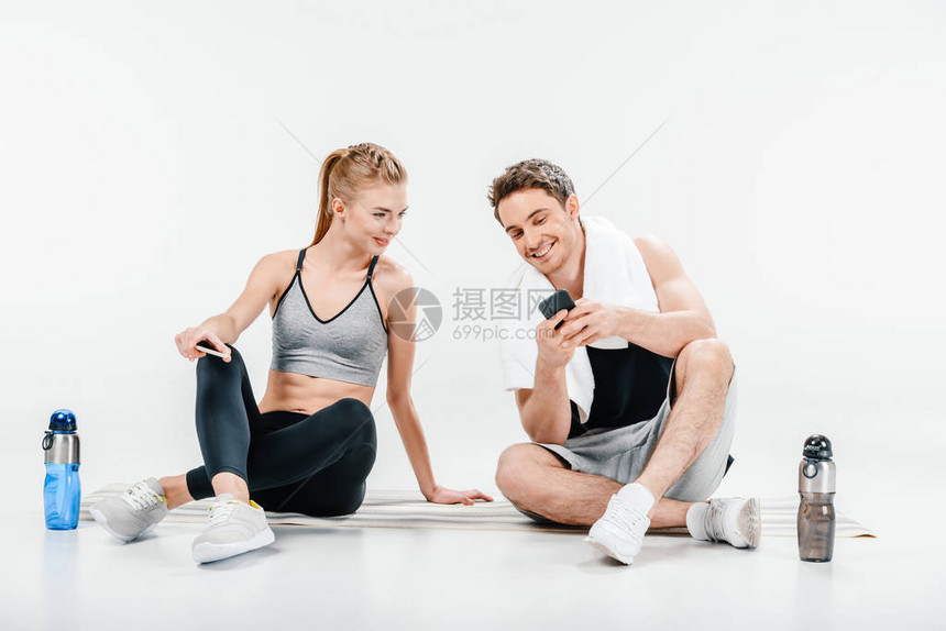 一对快乐的年轻夫妇在白线上孤立的锻炼后观看图片