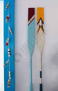 室内装饰挂在绳子和一对木桨上图片