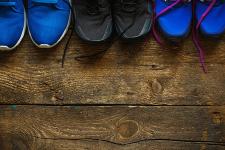 运动健身鞋子鞋类概念木制背景背景图片