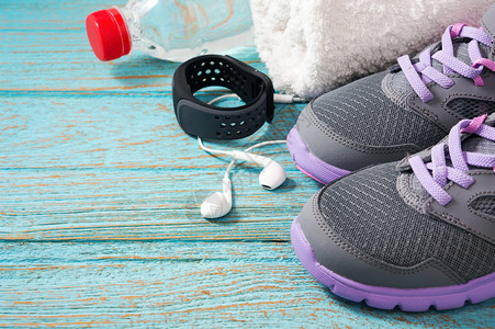 带运动鞋耳机和心率监测器手表的锻炼套装图片