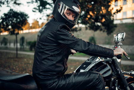 戴头盔的骑自行车的人骑着摩托车图片