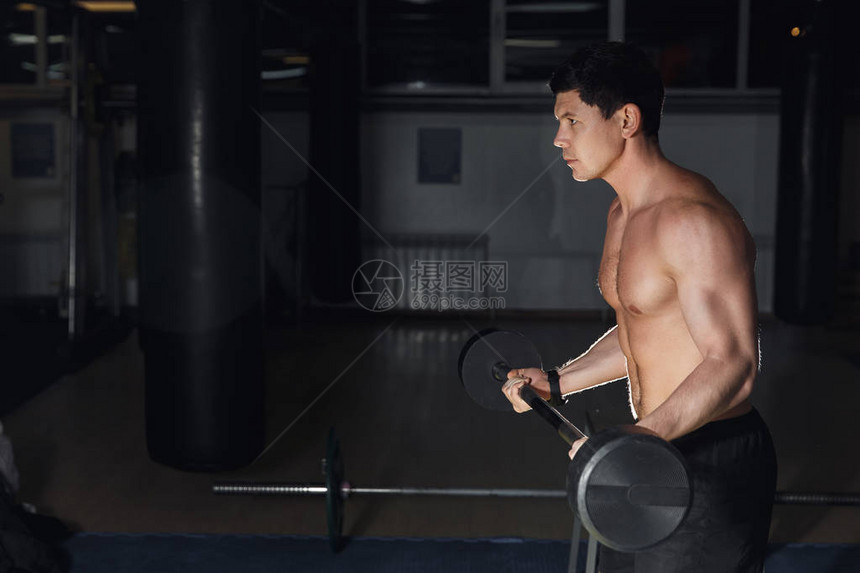 Gym表演Biceps曲线中年轻球手图片