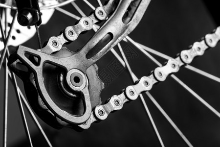山地自行车张紧器齿轮的特写图片