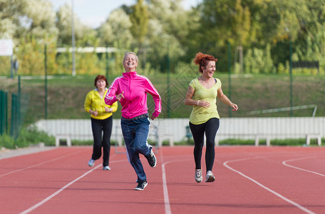 女子在田径跑道上慢跑图片