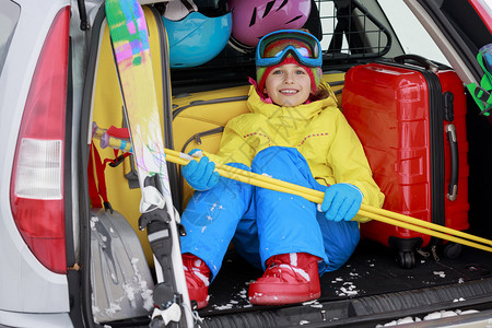 冬天滑雪旅行带滑雪设备的女孩准备图片