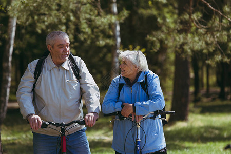 老年退休夫妇在自然积极生活方式图片