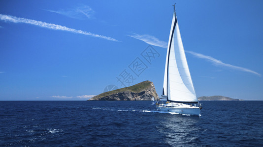 美丽的帆船在海边浪漫旅行豪华游艇平图片