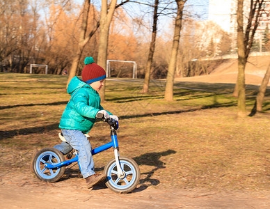 在秋天公园骑自行车的可图片