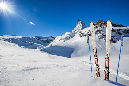 滑雪冬季山中的滑雪设备图片
