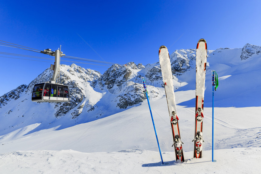 滑雪冬季滑雪道上的山脉缆图片