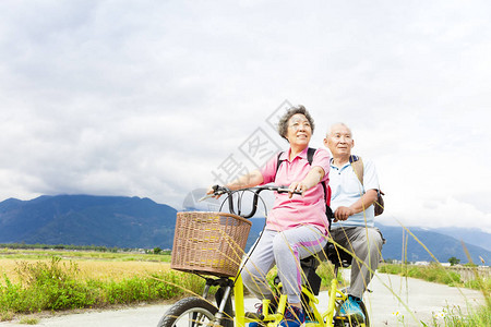 快乐的老夫妇骑自行车图片