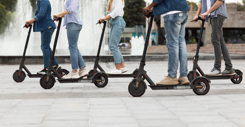 共享服务五人在公园里骑电动滑板车的特写镜头横幅图片
